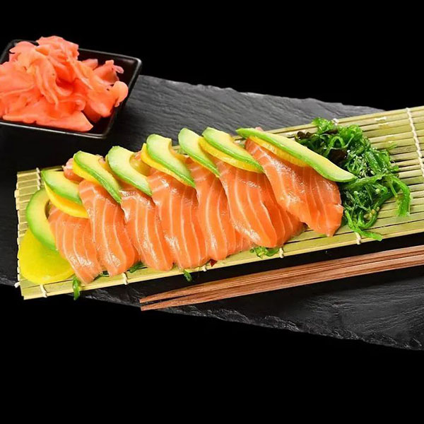 SASHIMI Plastry surowej ryby, serwowane z warzywami.